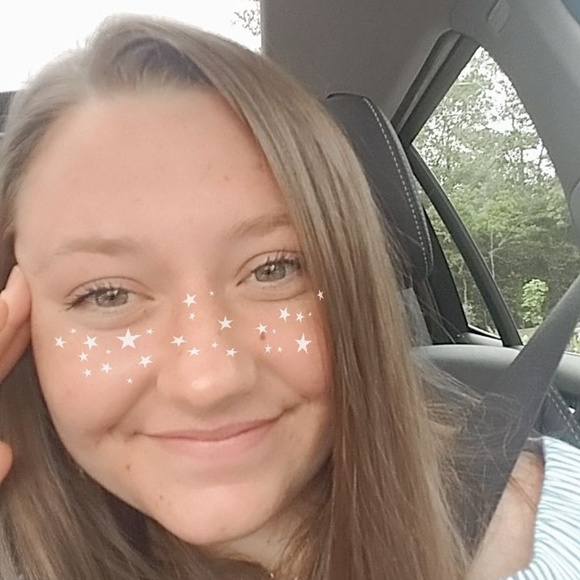 Profile Picture of Mikole Hogan (@mikole7) on Poshmark