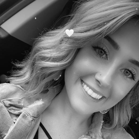 Profile Picture of Allison Cosma (@allisoncosma) on Poshmark