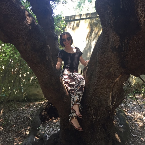 Profile Picture of Julia Lu (@julia_ludes) on Poshmark