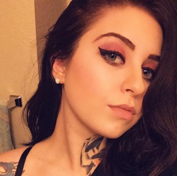 Profile Picture of Joey Gordon (@joeygordon) on Poshmark