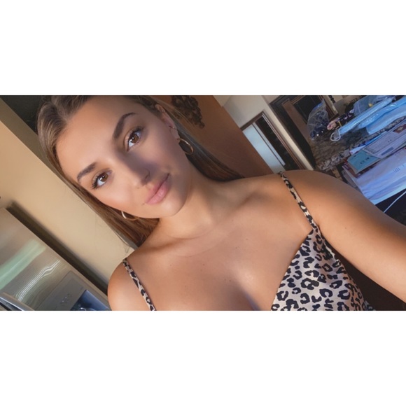 Profile Picture of Amanda Denomme (@amandadenomme) on Poshmark
