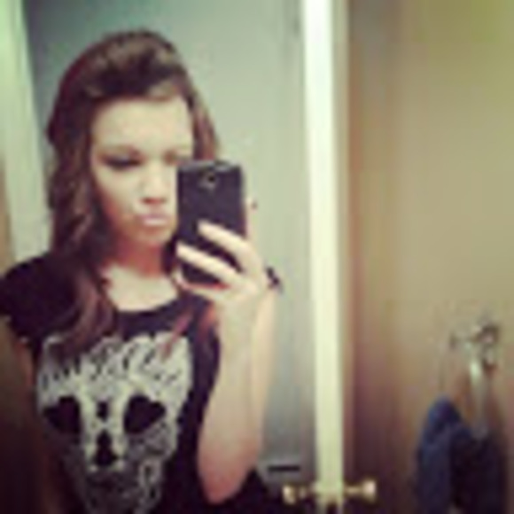 Profile Picture of Cassy Anver (@cassyanver) on Poshmark