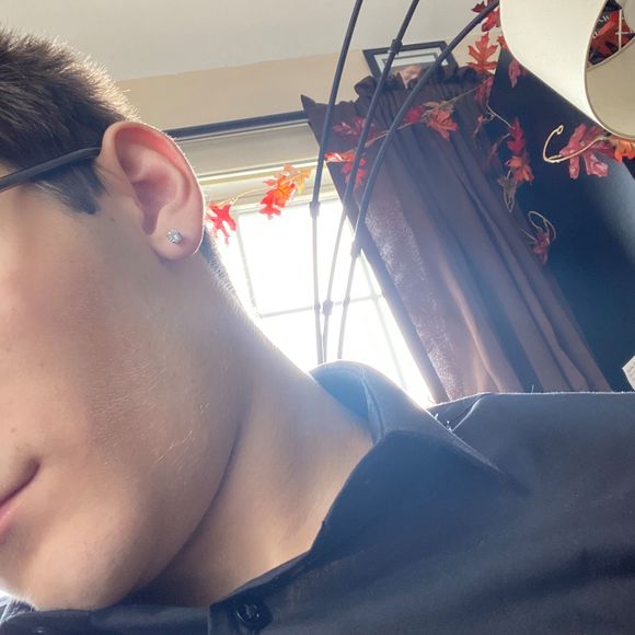 Profile Picture of Brandon Tsolis (@brandon_tsolis) on Poshmark