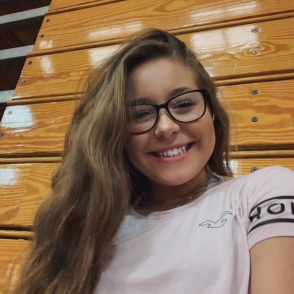 Profile Picture of Ariel Nicholson (@arieln2005) on Poshmark