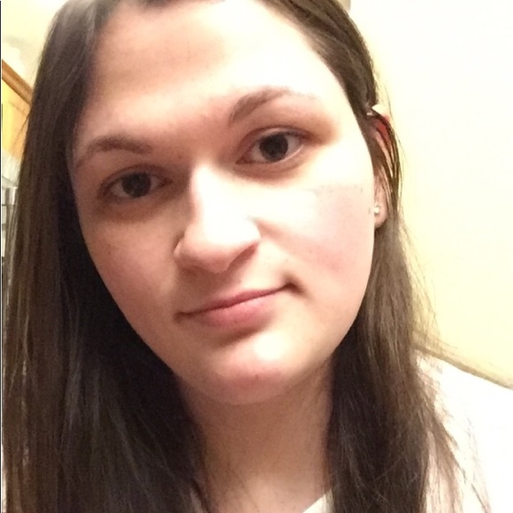 Profile Picture of Gabriella Carotenuto (@gcarotenuto97) on Poshmark