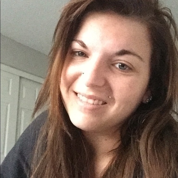 Profile Picture of Amanda Waeckerle (@awaecker) on Poshmark