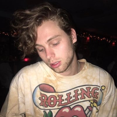 Profile Picture of JANE Loves Ashton (@losingluuke) on Twitter