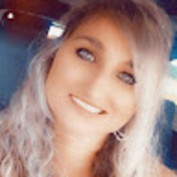 Profile Picture of Carrie Schaefer (@carrieschaef939) on Poshmark