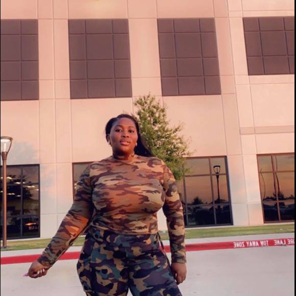 Profile Picture of Rose Pontis (@spontis) on Poshmark