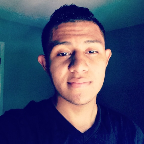 Profile Picture of Eric Claros (@ericclaros11) on Poshmark
