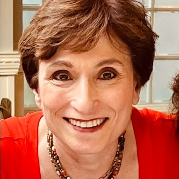 Profile Picture of Lisa Pucciarelli goldhamer (@goldnhmr) on Poshmark
