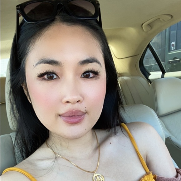 Profile Picture of Hienvy Huynh (@hvhuynh) on Poshmark