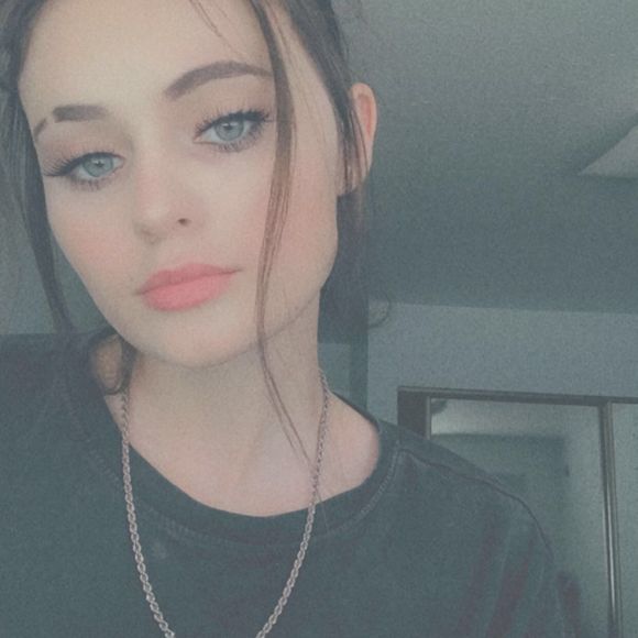 Profile Picture of Danielle Walton (@daniellewalt692) on Poshmark