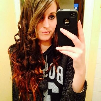 Profile Picture of Amandine Bastien (@DineloveDylan) on Twitter