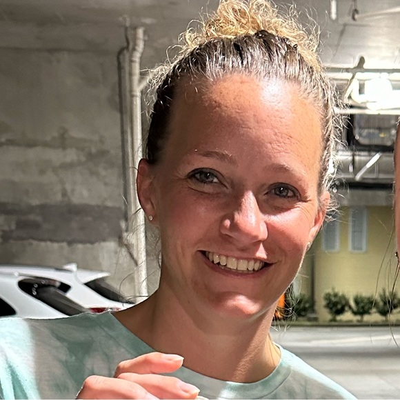 Profile Picture of Danielle Dierenfeldt (@jddd101202) on Poshmark