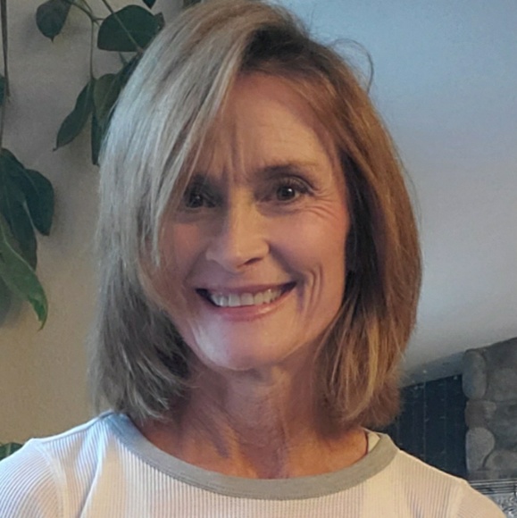 Profile Picture of Alice Hunt (@kodarr) on Poshmark