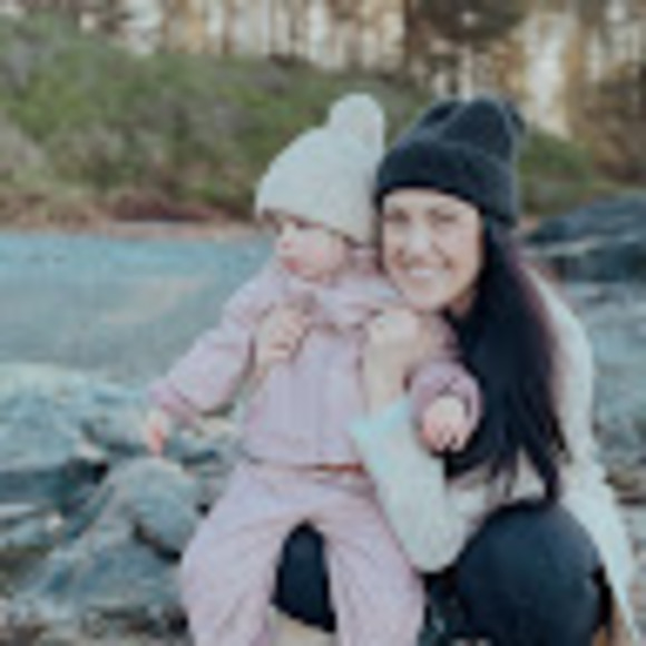 Profile Picture of Alyssa Stothart (@alyssastothart) on Poshmark