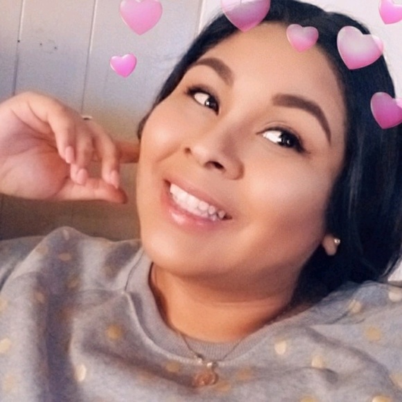 Profile Picture of Andrea Padron (@smileydrea) on Poshmark