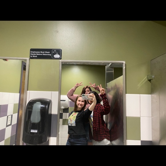 Profile Picture of Hanna Tyler (@hanna_tyler) on Poshmark