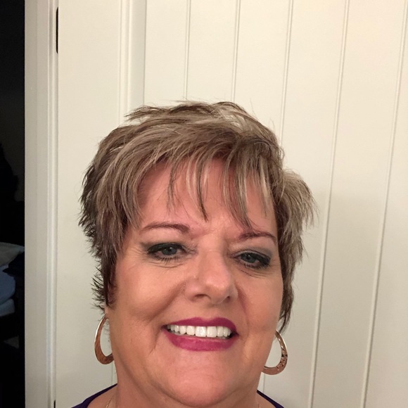 Profile Picture of Karen Solesbee (@kosolesbee) on Poshmark