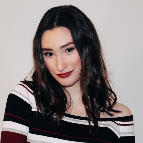 Profile Picture of Anna Murrow (@annamurrow) on Poshmark