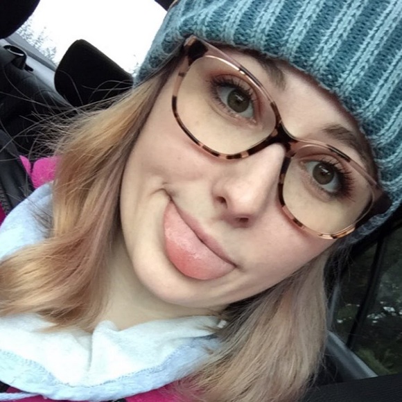 Profile Picture of Kelly Baeder (@baederkelly) on Poshmark