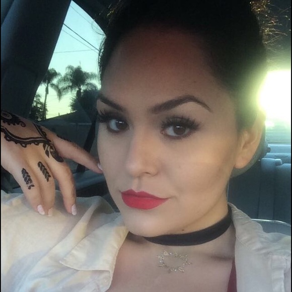 Profile Picture of Alice’s goodies ✨ (@jrod01) on Poshmark