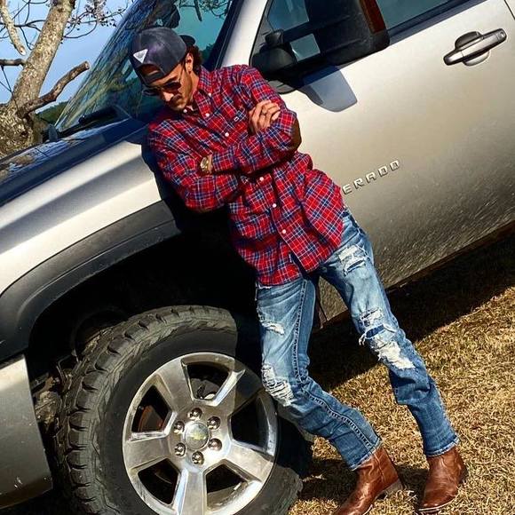 Profile Picture of Corey Tomlinson (@coreytomlinson) on Poshmark