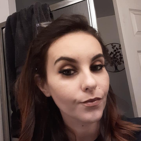 Profile Picture of Roxy Romero (@roxyromero947) on Poshmark