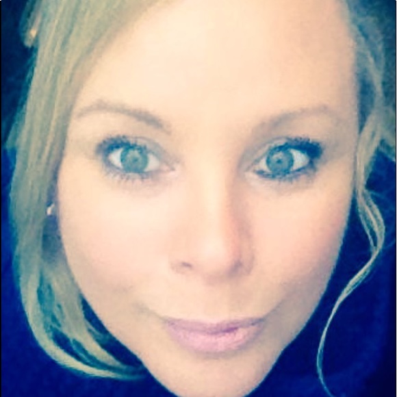 Profile Picture of Elaine Antonsen (@puddinpiee5) on Poshmark