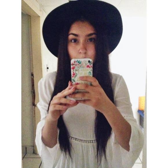 Profile Picture of Alejandra Cinco (@alejandracinco) on Poshmark