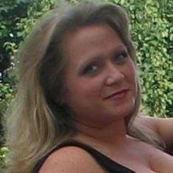 Profile Picture of Catina Magnera (@catinamagnera) on Poshmark