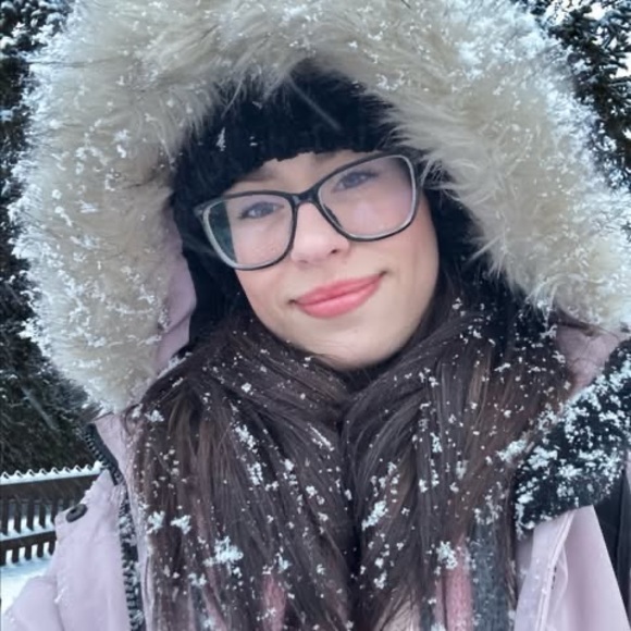 Profile Picture of Andressa Krambeck (@andressa_k) on Poshmark