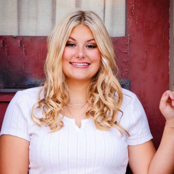 Profile Picture of Hayle Jageman (@haylejageman) on Poshmark