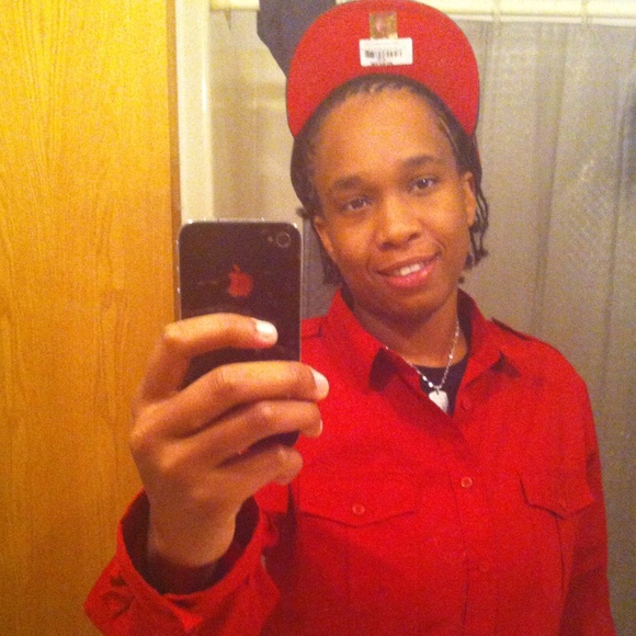 Profile Picture of Neeshia G (@neeshia) on Poshmark