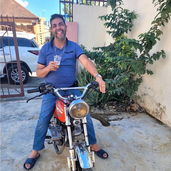 Profile Picture of Steven Diaz (@stevend453) on Poshmark