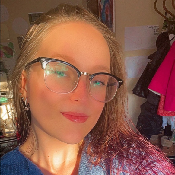 Profile Picture of Zoe Olcott (@zomoon_143) on Poshmark