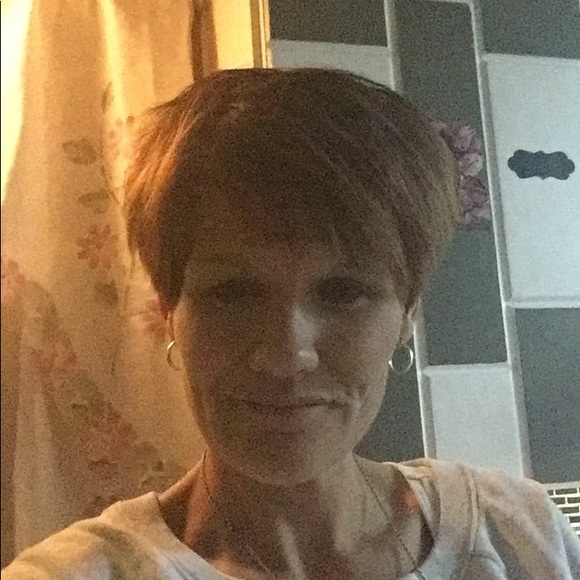 Profile Picture of Brandi Laybourn (@brandilaybourn) on Poshmark