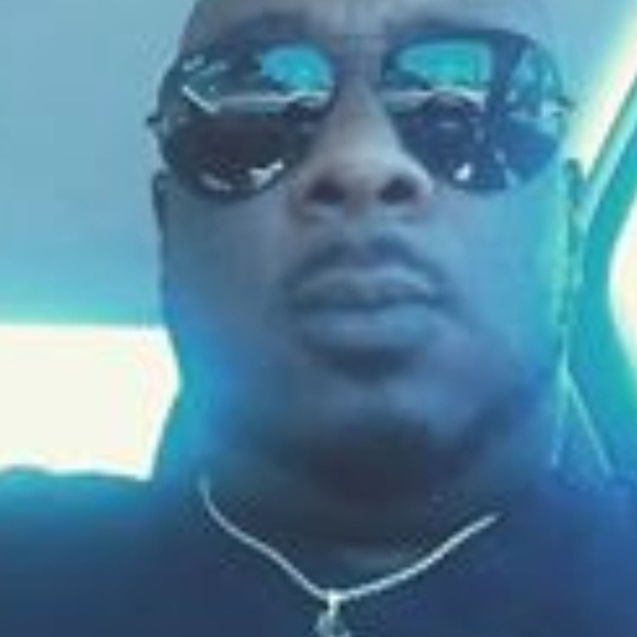 Profile Picture of Ralph Lewis (@rlewis42) on Poshmark