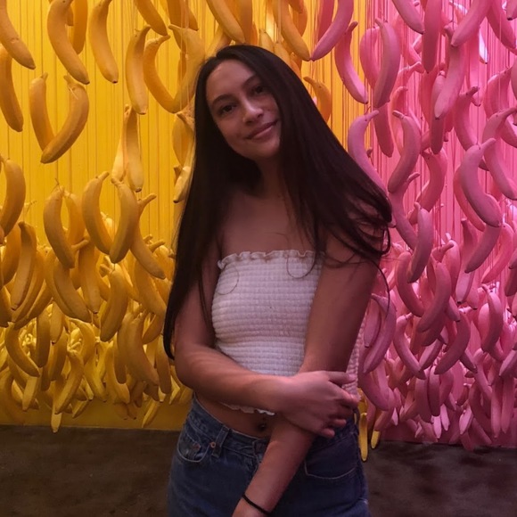 Profile Picture of Valerie Corros (@valeriecorros) on Poshmark