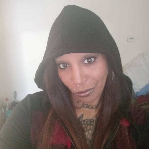 Profile Picture of Amber Devore (@devoreamber820) on Poshmark