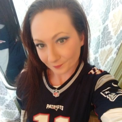 Profile Picture of Nicole Hendrickson (@nikikat42) on Twitter