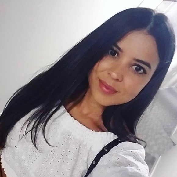 Profile Picture of Andressa Cunha (@xoandressa_) on Poshmark