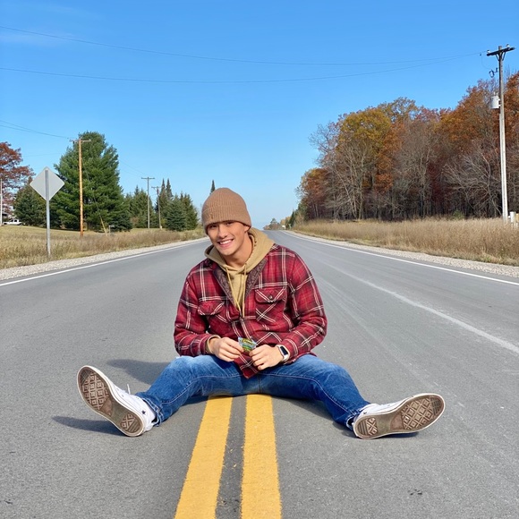 Profile Picture of Robert Yee (@robrayyee) on Poshmark