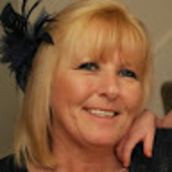 Profile Picture of Elaine Harris (@purrdy3us1316) on Poshmark