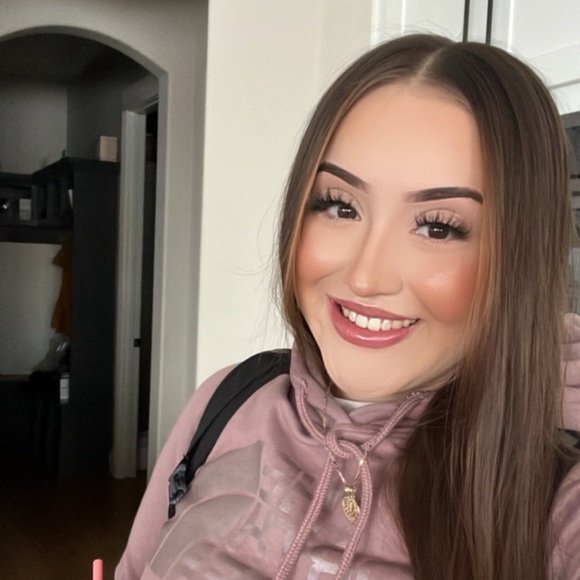 Profile Picture of Kate Alvarez (@alvarez1799) on Poshmark