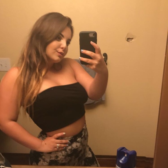 Profile Picture of Victoria Fowler (@victorialynn187) on Poshmark