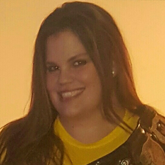 Profile Picture of Nina Schurr (@niuqt13) on Poshmark