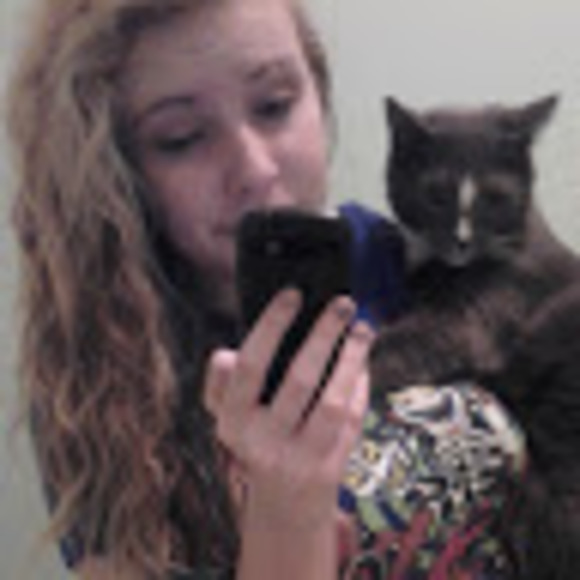 Profile Picture of Hailey Holmes (@bbump1999) on Poshmark