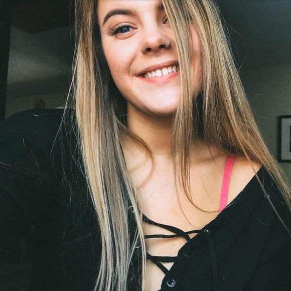 Profile Picture of Danielle Olivier (@danielleoliv987) on Poshmark